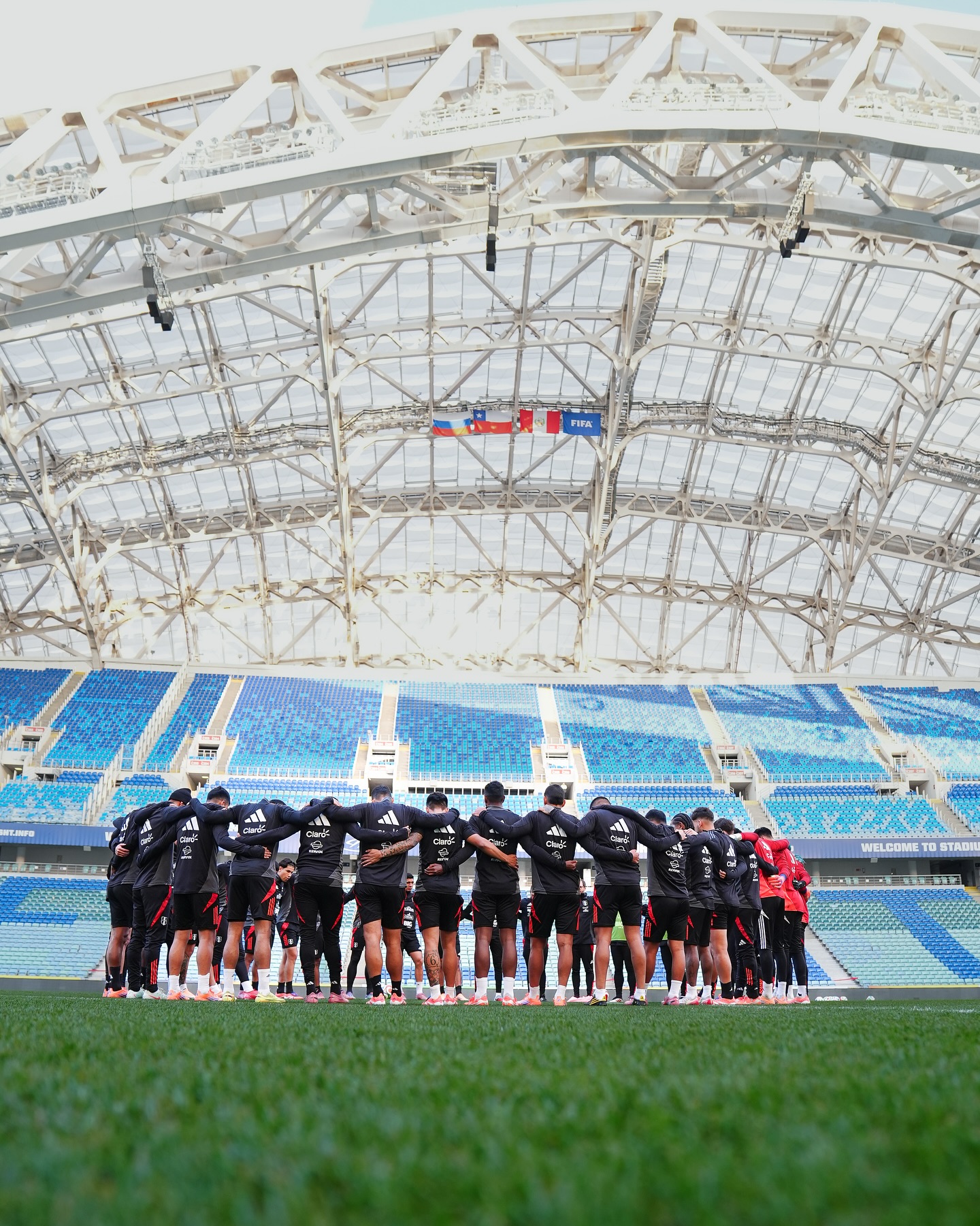 Chile y Perú se miden en plena renovación de su selección
