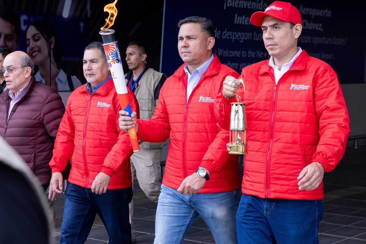 La llama bolivariana llegó a manos de autoridades del Perú