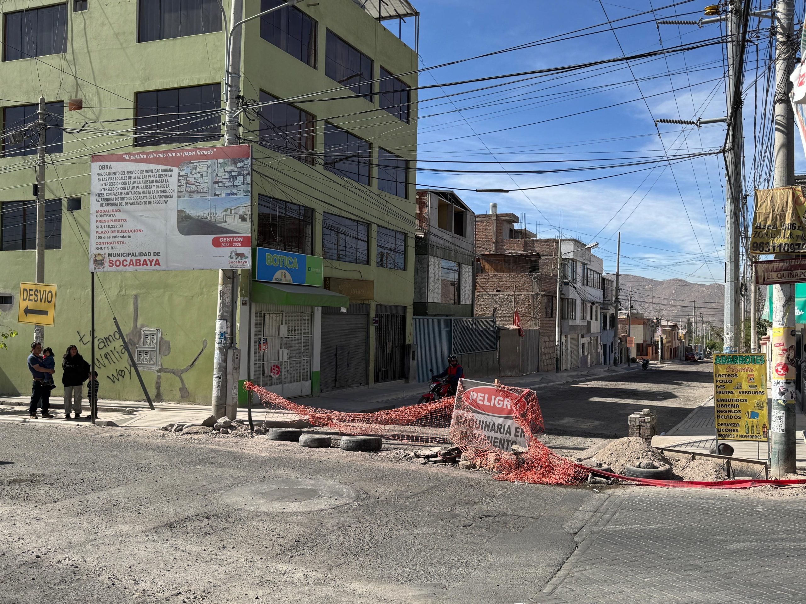 Vecinos de la Av. Las Peñas denuncian abandono de obra vial en Socabaya