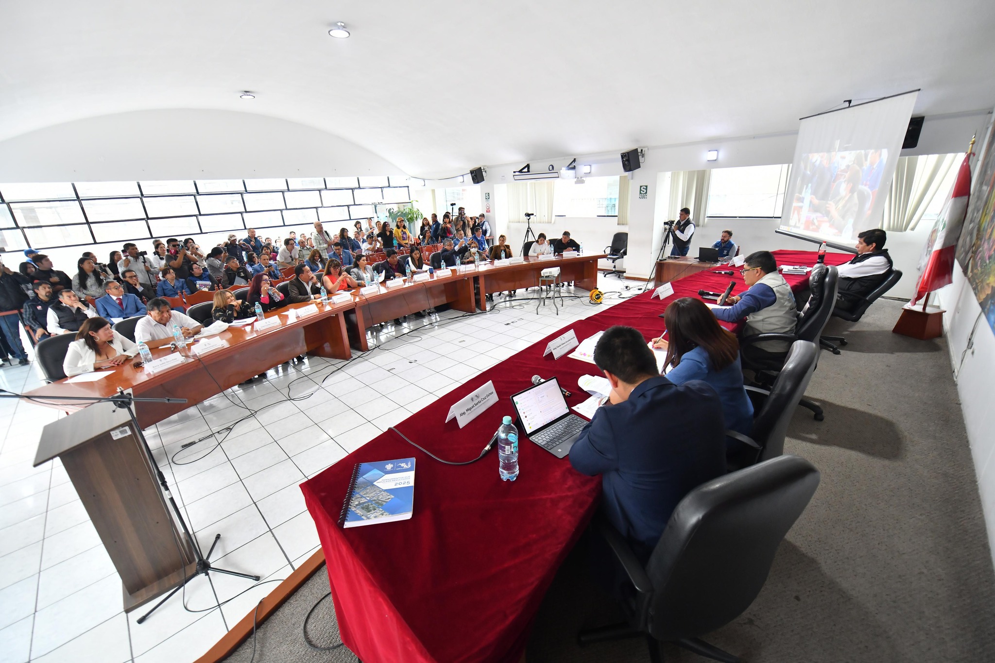 Baja productividad de regidores que tienen una dieta de S/ 3 978