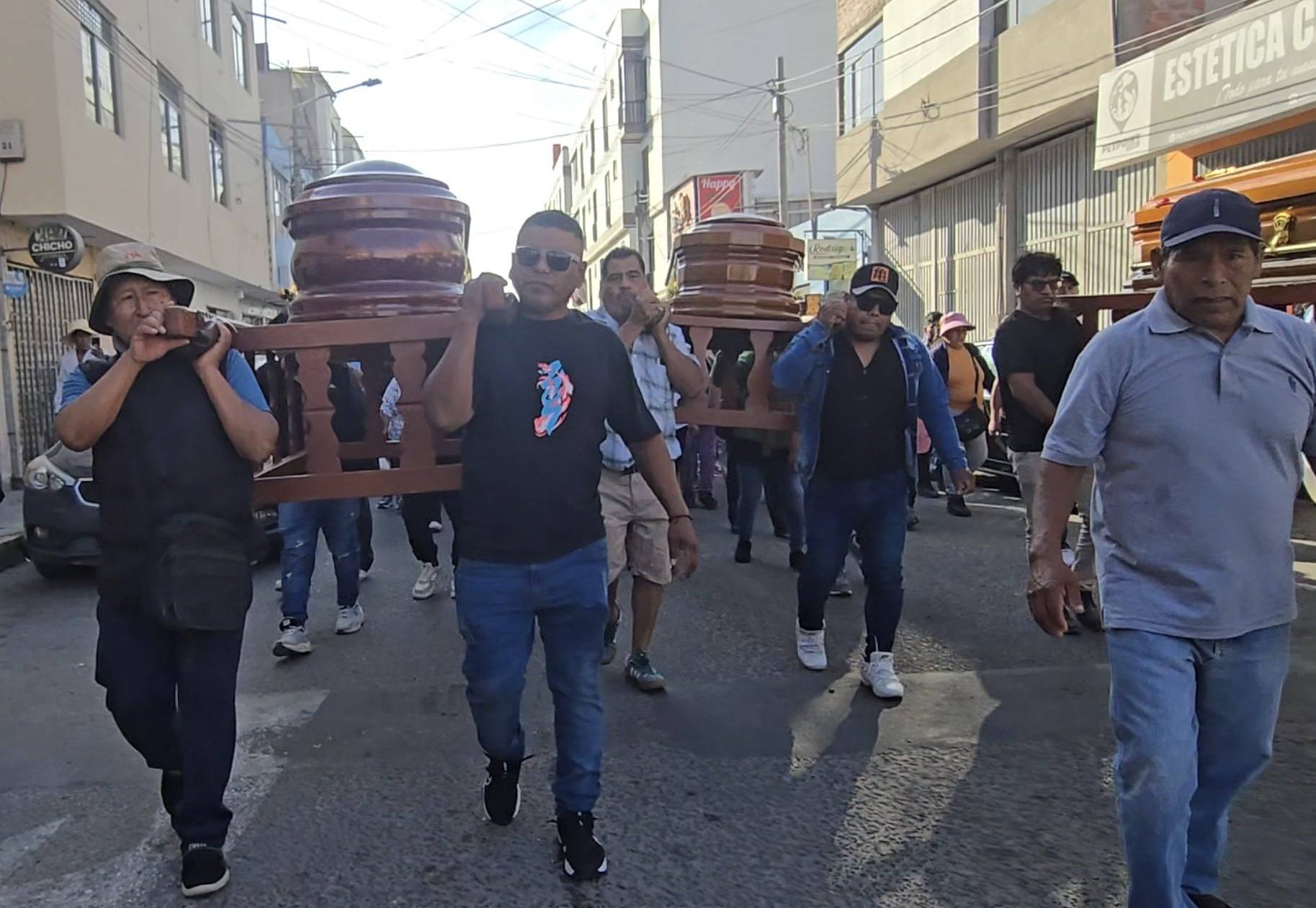 Camaná de luto: familias despiden a víctimas del trágico accidente en Ocoña