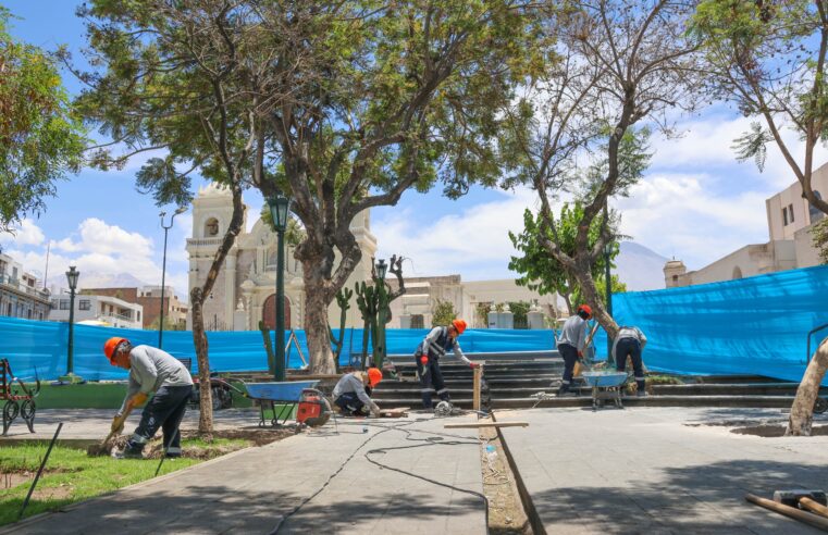 Municipalidad Provincial inició mantenimiento de la Plaza España