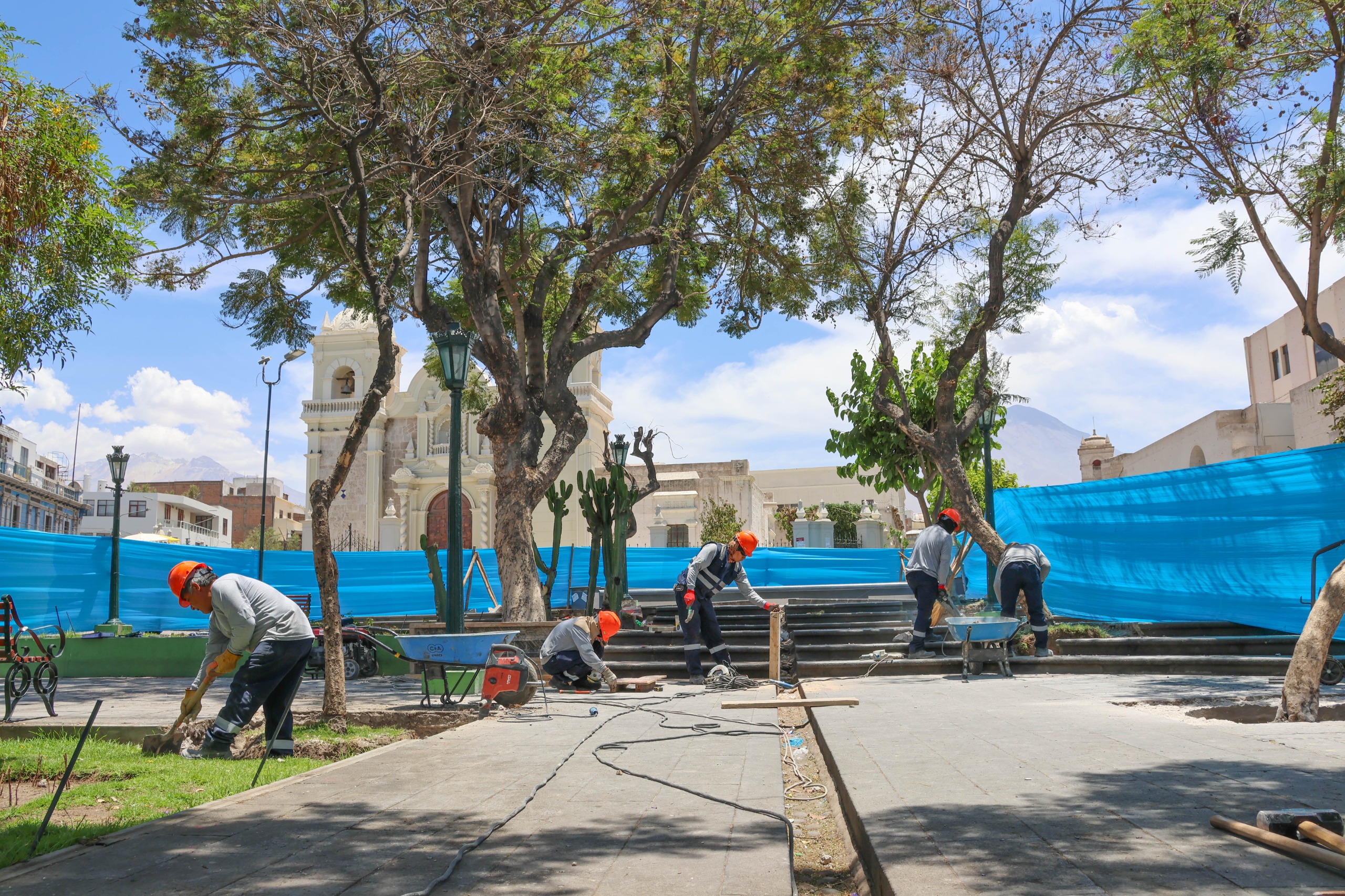 Municipalidad Provincial inició mantenimiento de la Plaza España
