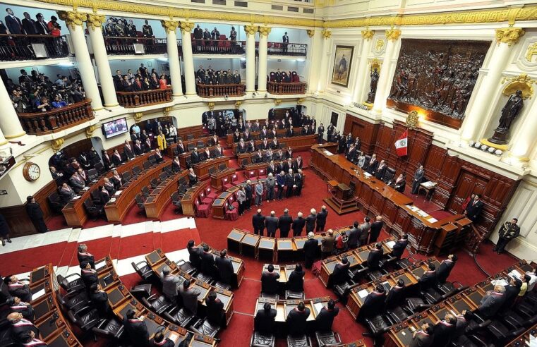 Ejecutivo debe frenar aumentos salariales abusivos en sector público