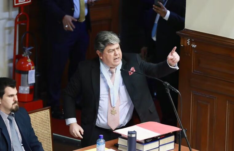 Abogado de Castillo fue retirado del hemiciclo tras incidente en congreso