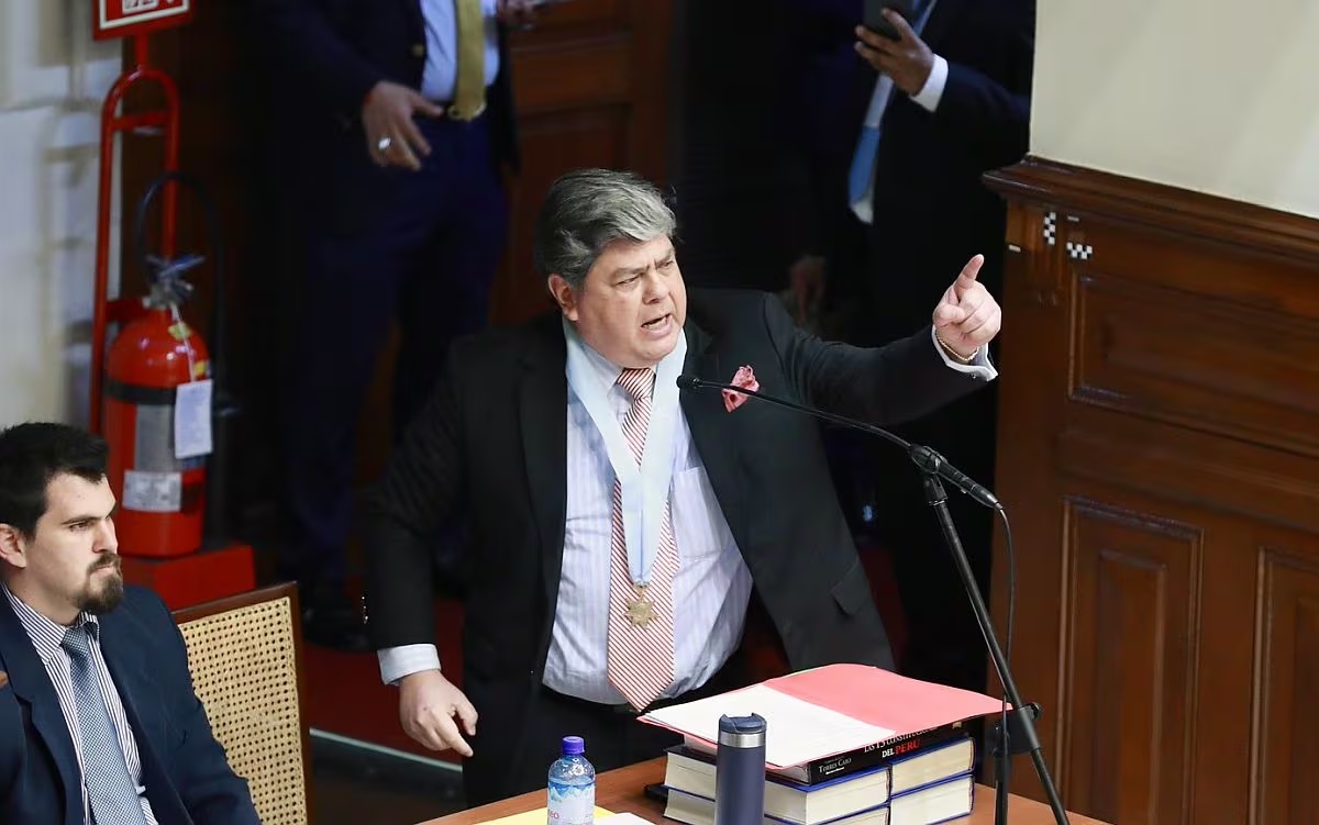 Abogado de Castillo fue retirado del hemiciclo tras incidente en congreso