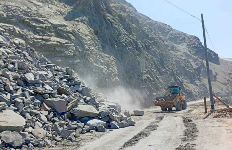 Panamericana Sur sigue restringida tras más de 86 horas de derrumbe
