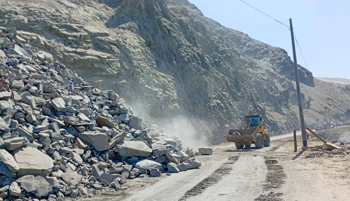Panamericana Sur sigue restringida tras más de 86 horas de derrumbe