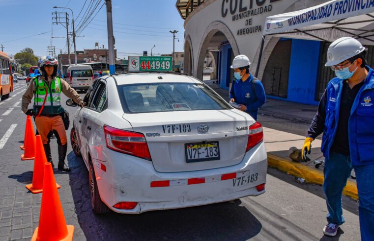 Intervienen cinco taxis en operativo de emisiones vehiculares