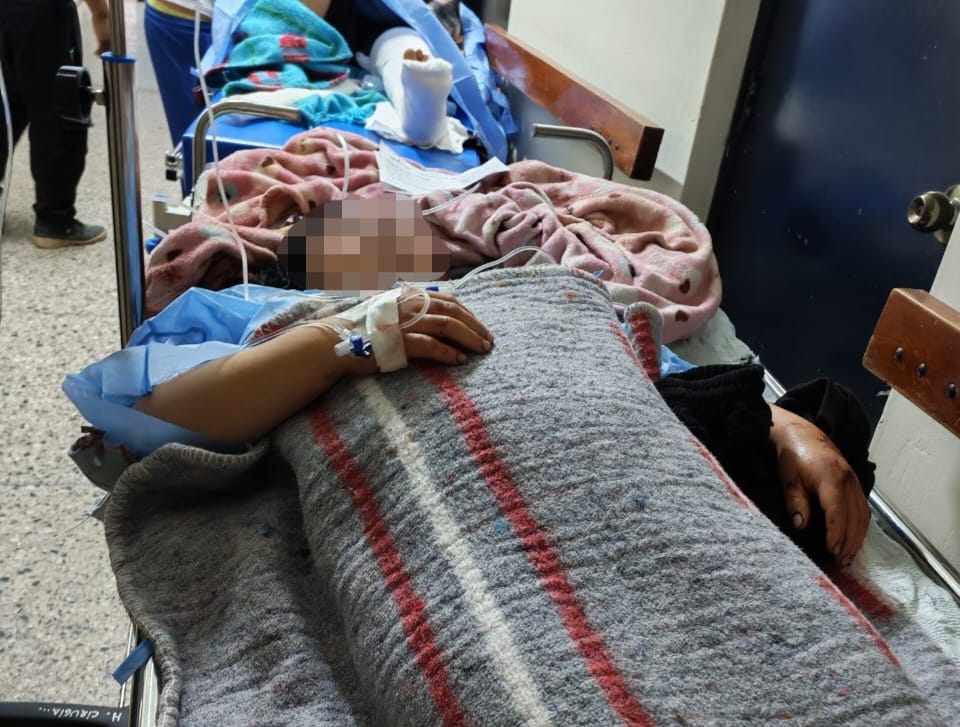 Hospital de Camaná colapsa mientras el nuevo sigue paralizado