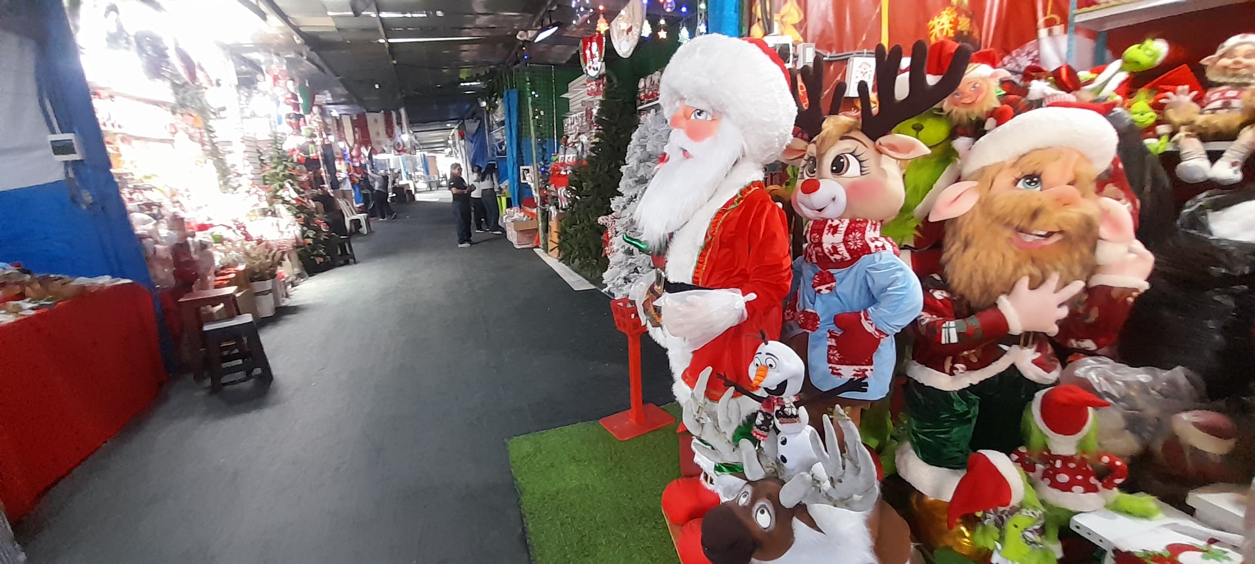 Comerciantes de ferias navideñas se alistan para las fiestas de fin de año