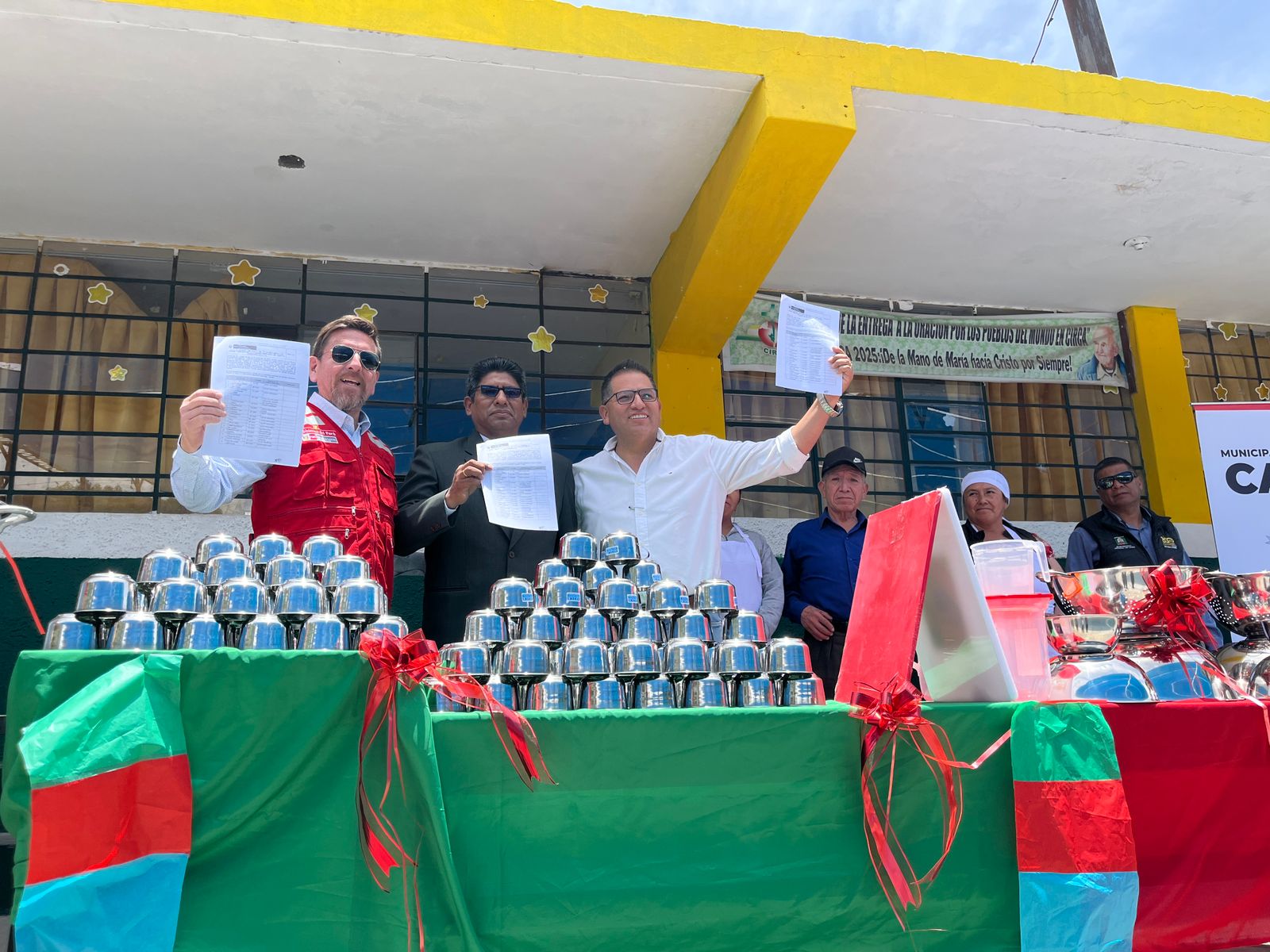 Entregan kits de cocina y menaje a 2 entidades educativas de Cayma