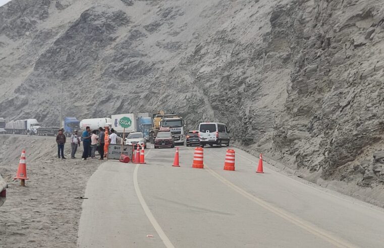 Nuevo derrumbe bloquea la Panamericana Sur en Atico