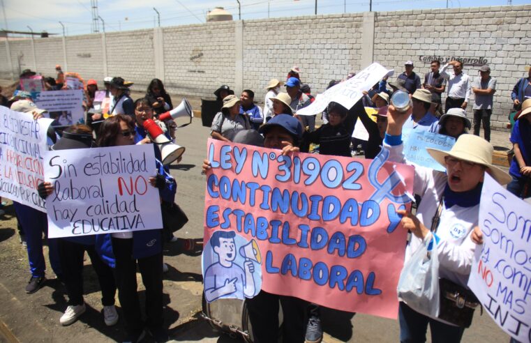 Psicólogos protestan por el recorte de contratos en Arequipa