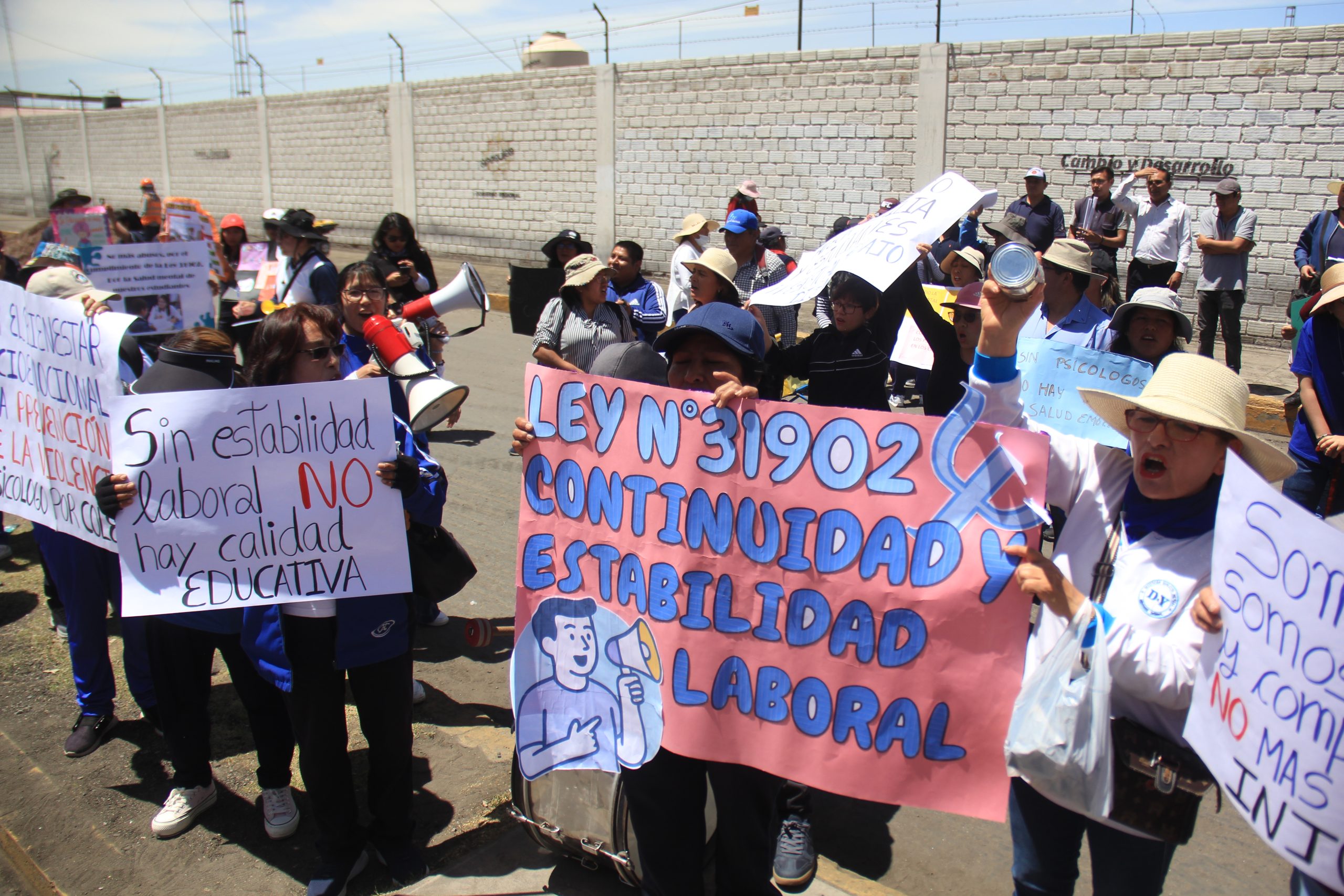 Psicólogos protestan por el recorte de contratos en Arequipa