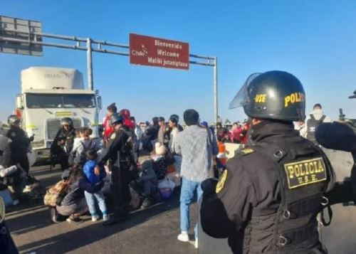 Bloqueo de vía protagonizado por migrantes en frontera con Chile