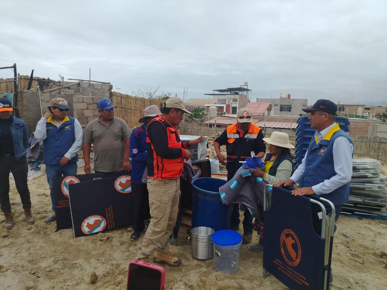 Gore entrega ayuda a damnificados en Camaná