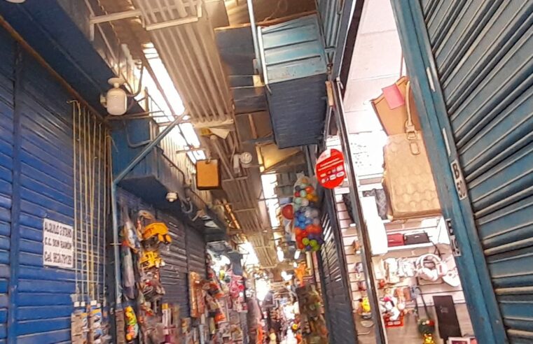 Redes eléctricas expuestas, pasadizos estrechos y afectados por extorsiones