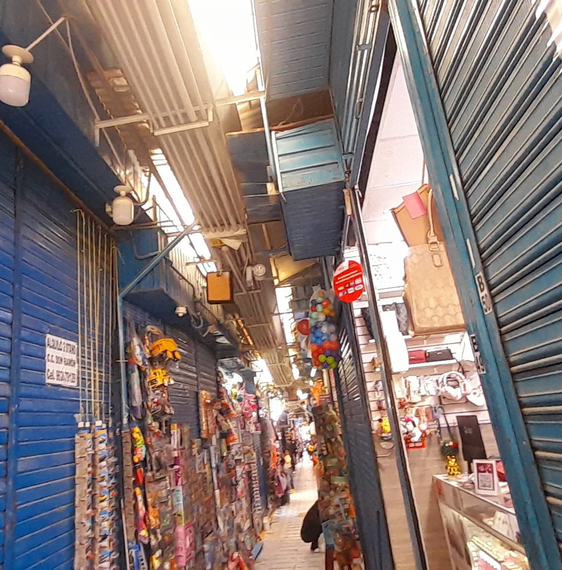 Redes eléctricas expuestas, pasadizos estrechos y afectados por extorsiones