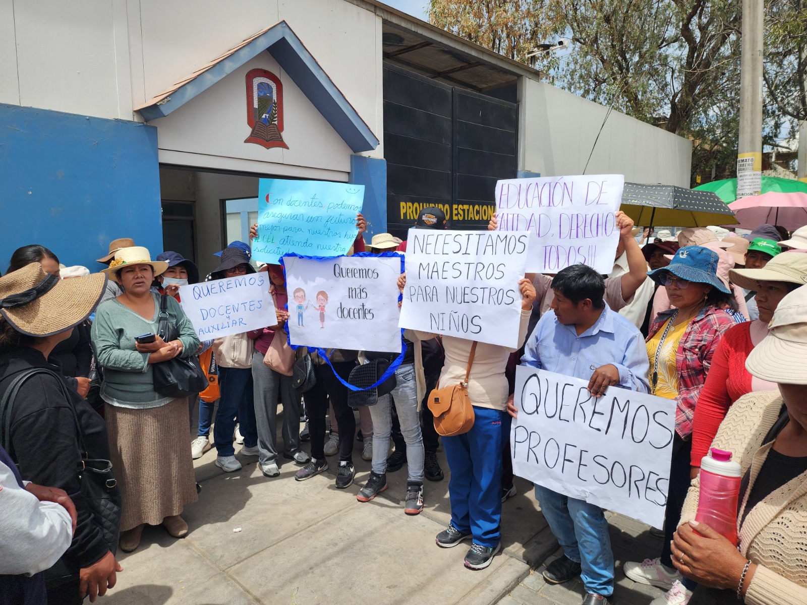 Padres de familia exigen más docentes en colegio de Yura