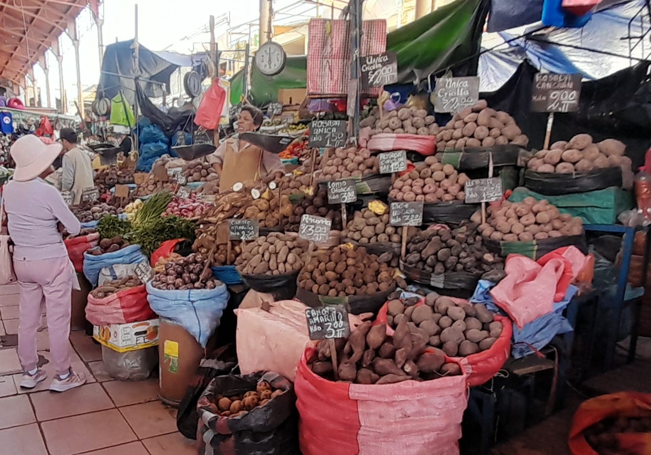 Baja precio de la papa y huevo en los mercados de Arequipa
