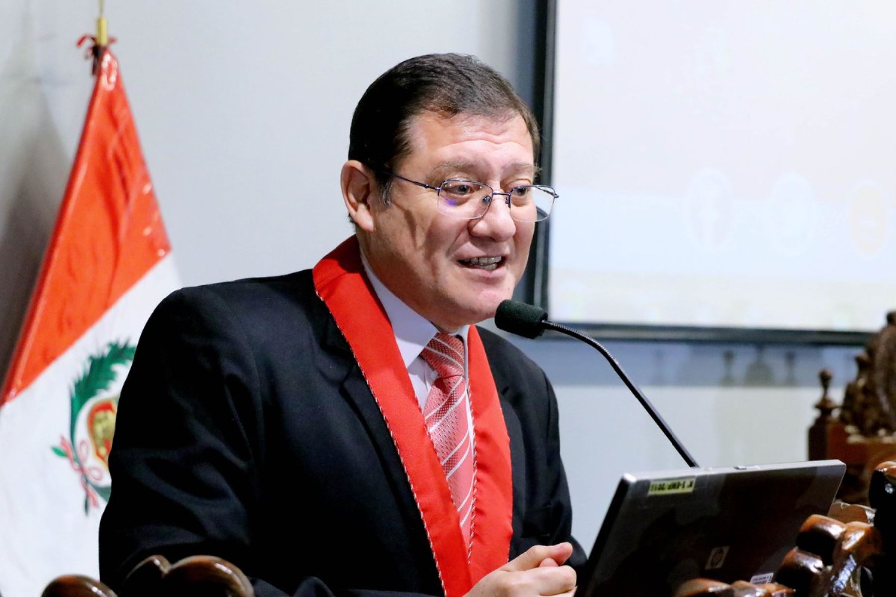 Fiscal Chávez: empresas de telefonía serían responsables de venta ambulatoria de chips