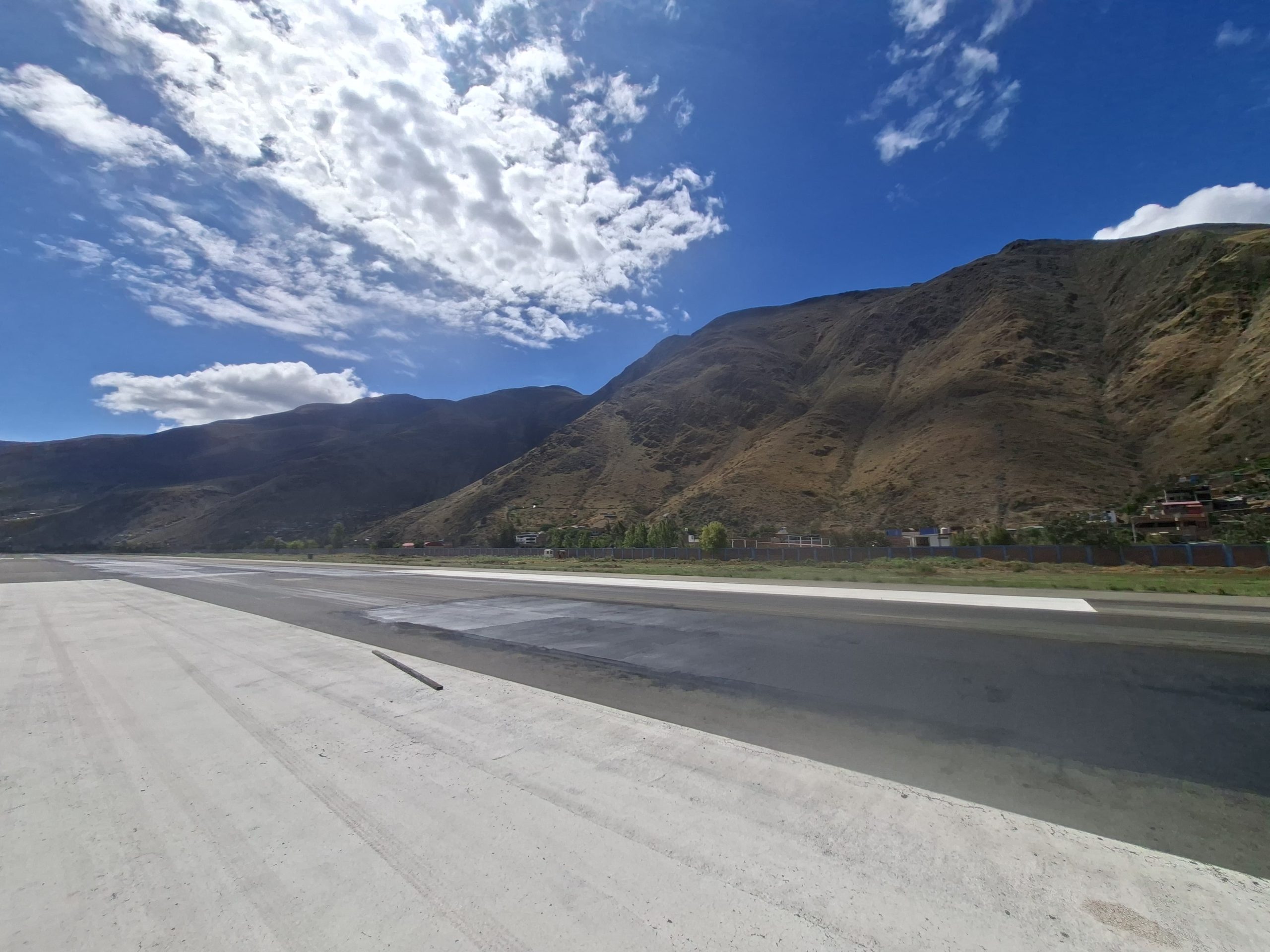 Vuelos se reanudan tras mejoras en pista de aterrizaje