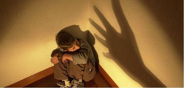 Falta de afecto, violencia y estrés familiar afectan el desarrollo de miles de niños