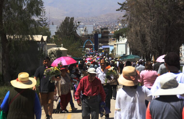Miles de familias honran a sus muertos entre flores, música y recuerdos