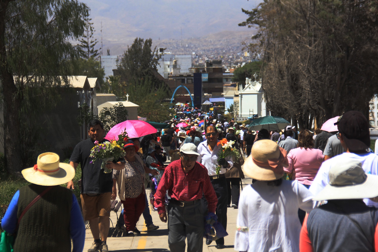 Miles de familias honran a sus muertos entre flores, música y recuerdos