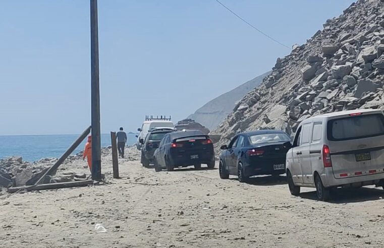 Intensifican trabajos de limpieza en la Panamericana Sur tras derrumbes