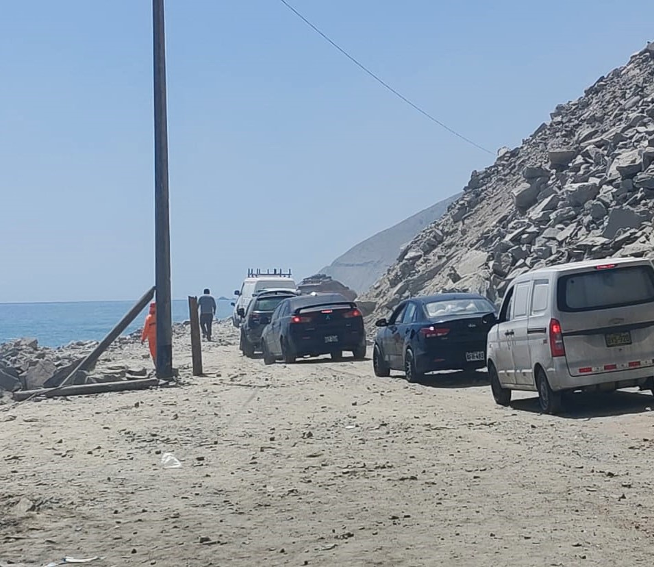 Intensifican trabajos de limpieza en la Panamericana Sur tras derrumbes