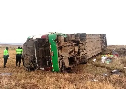 Tragedia: tres fallecidos y 30 heridos deja vuelco de bus