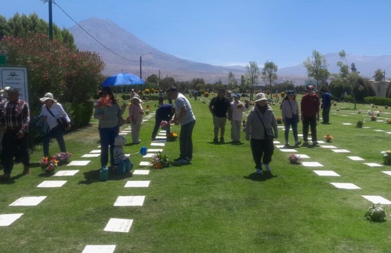 Miles visitan los cementerios por Día de Todos los Santos