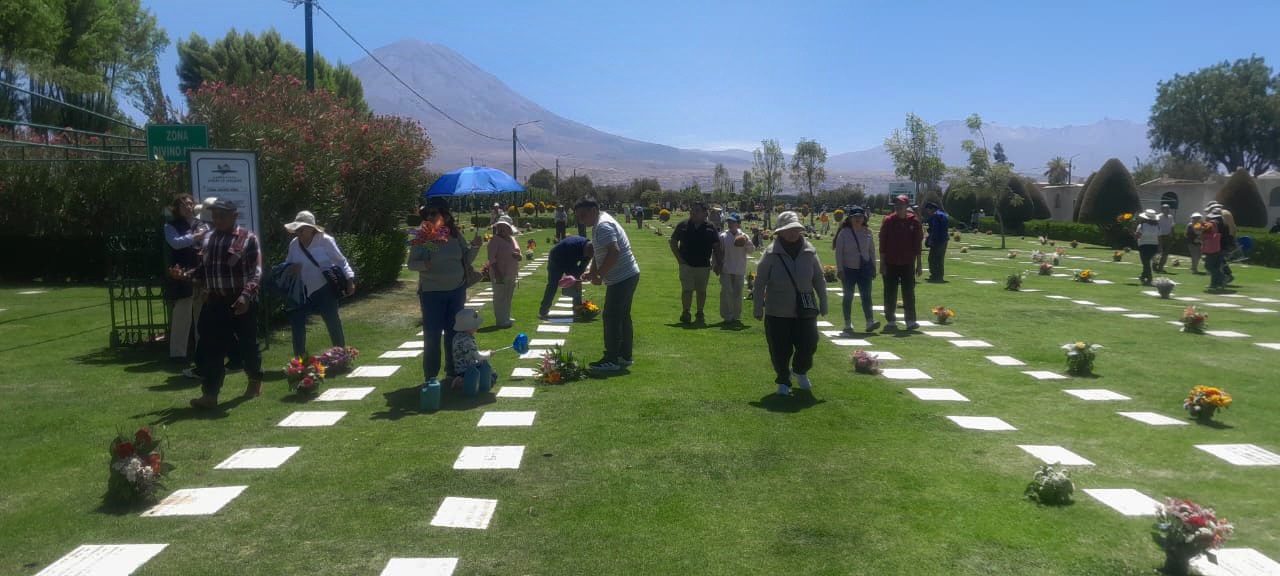 Miles visitan los cementerios por Día de Todos los Santos