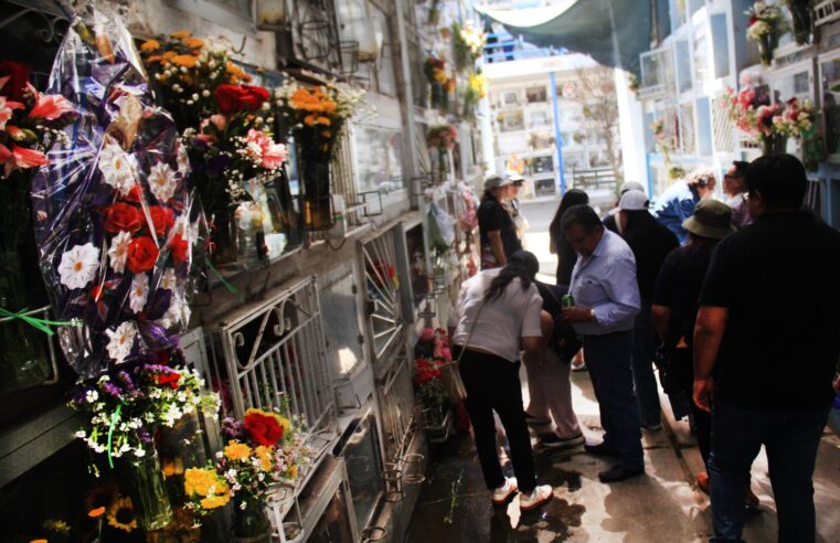 Arequipeños visitan a familiares y amigos difuntos en los cementerios