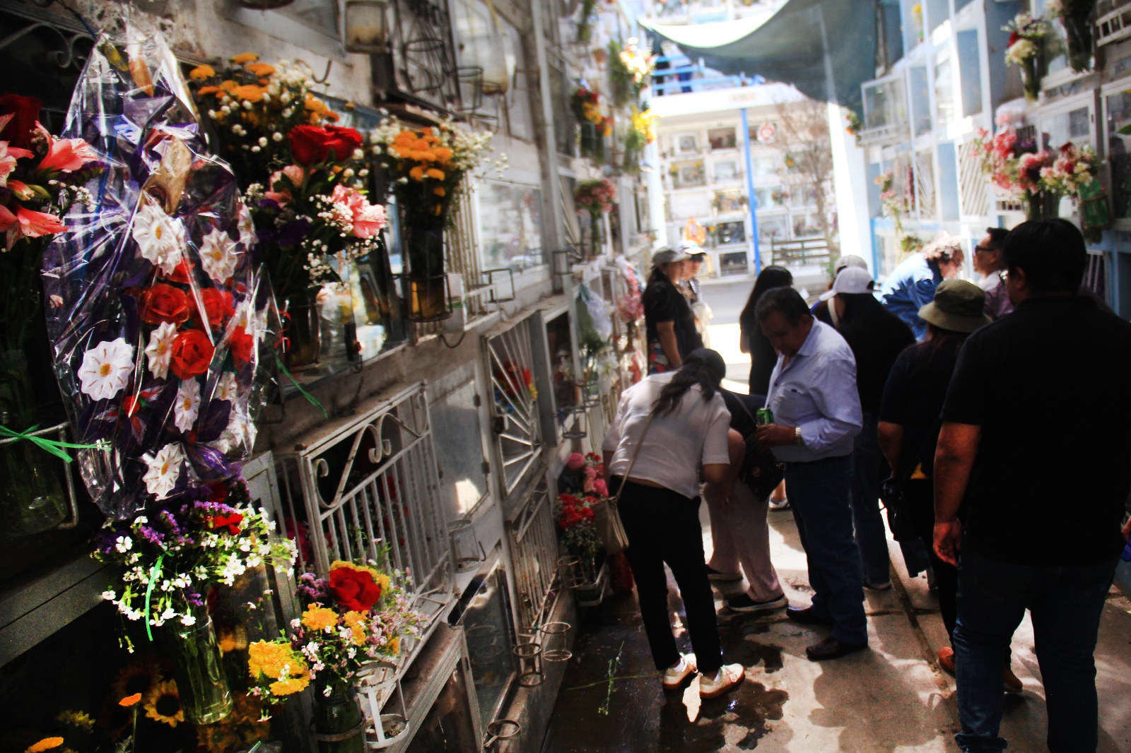 Arequipeños visitan a familiares y amigos difuntos en los cementerios
