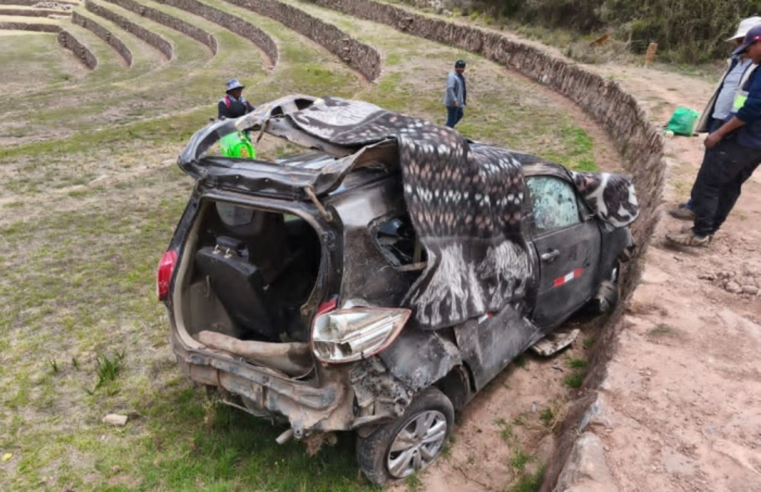 Auto causa daños al caer a los andenes de Moray