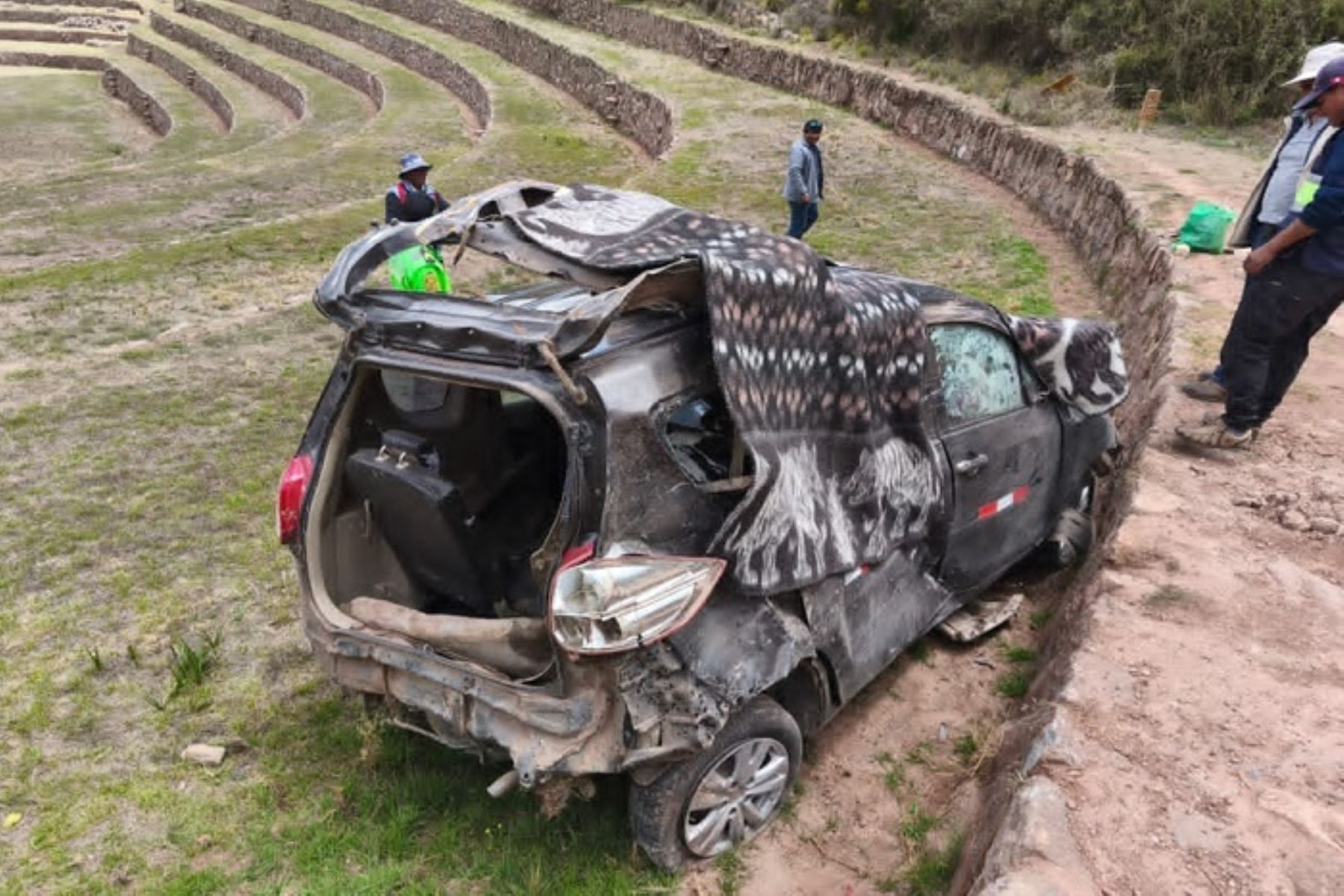 Auto causa daños al caer a los andenes de Moray