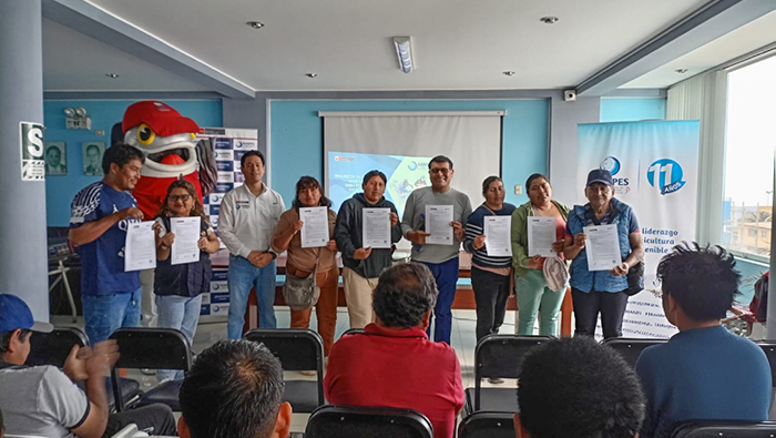 Entregan 50 habilitaciones sanitarias a pescadores artesanales de la región