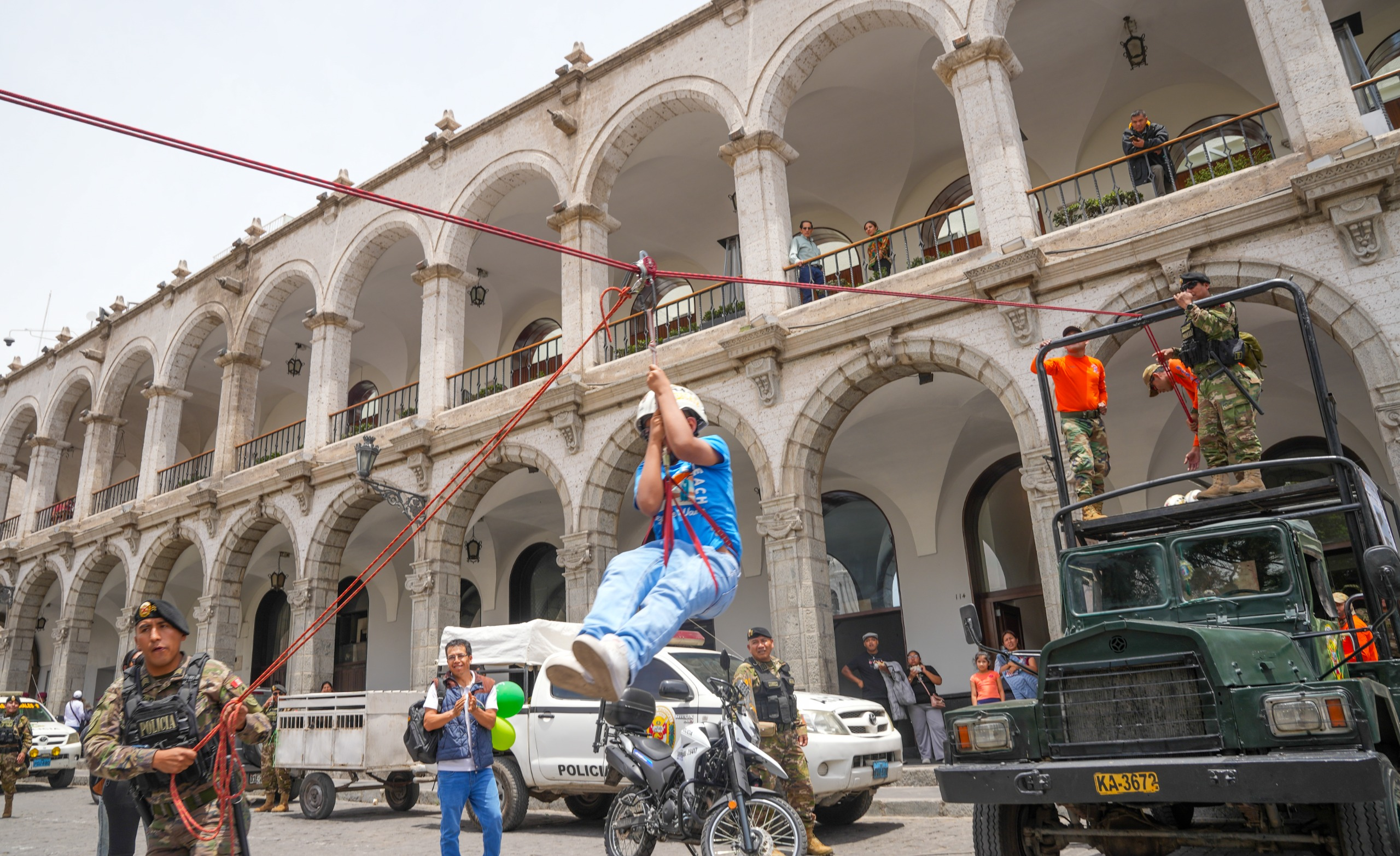 Promueven prevención vial y acercan labor policial a ciudadanía arequipeña