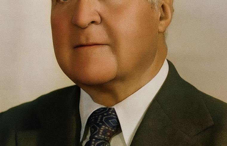 El alcalde que saludaba con el sombrero