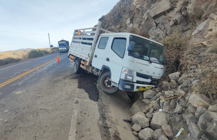 Camión se despista y choca contra cerro en la vía Arequipa–Puno