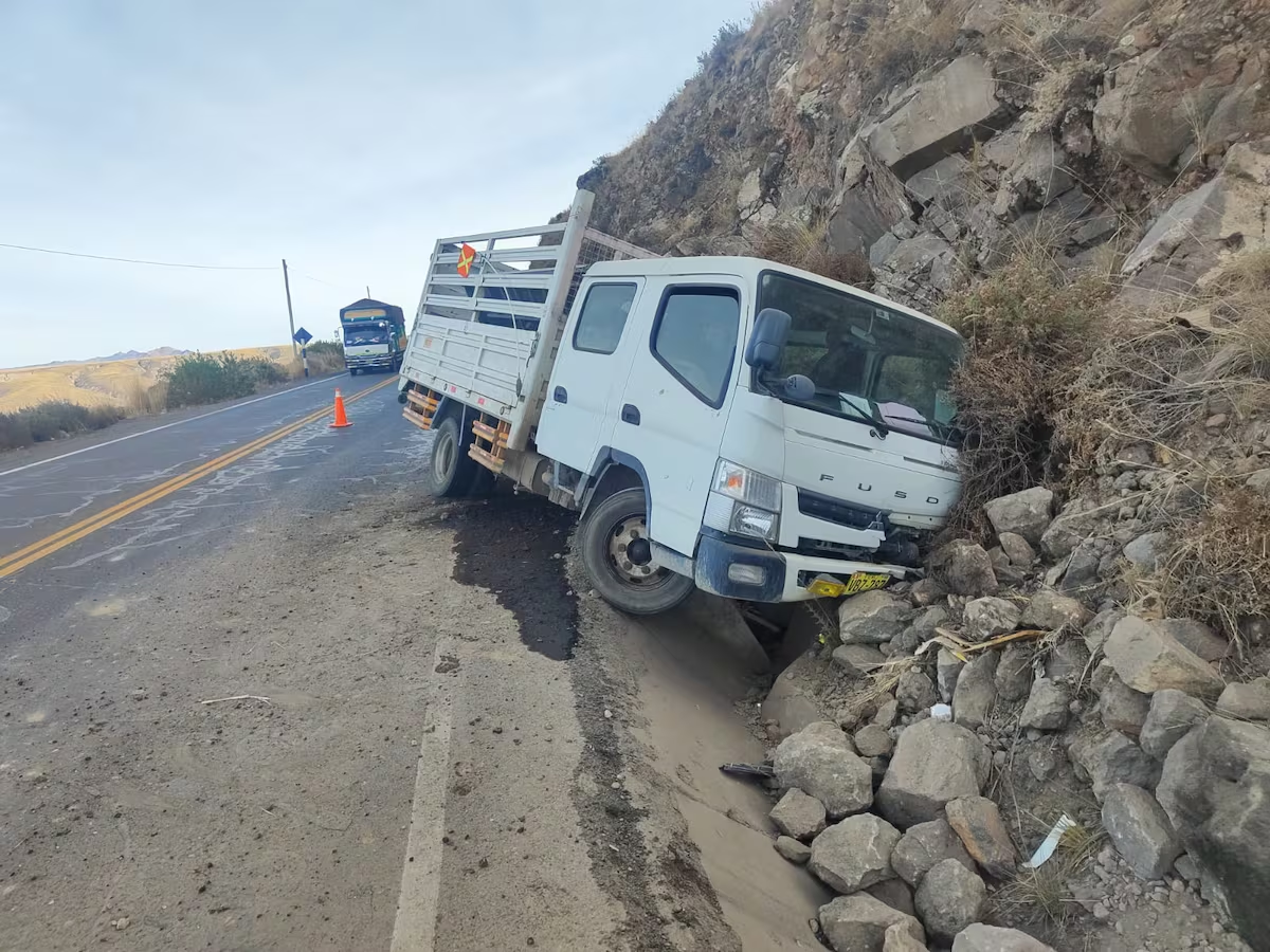 Camión se despista y choca contra cerro en la vía Arequipa–Puno