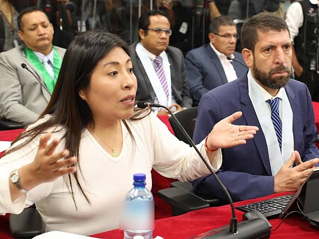 Investigan a Betssy Chávez por presunto certificado médico falso