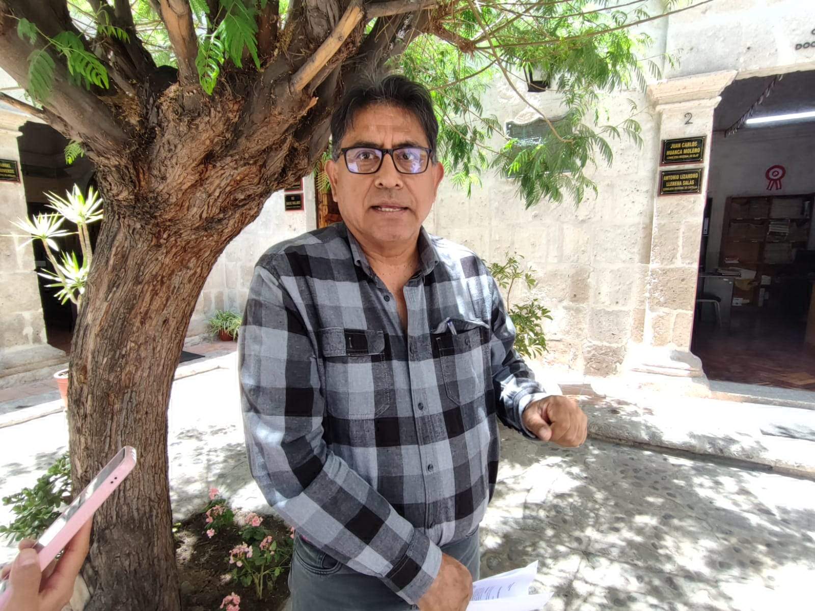 Cuando colapsan los hospitales todos se culpan entre sí