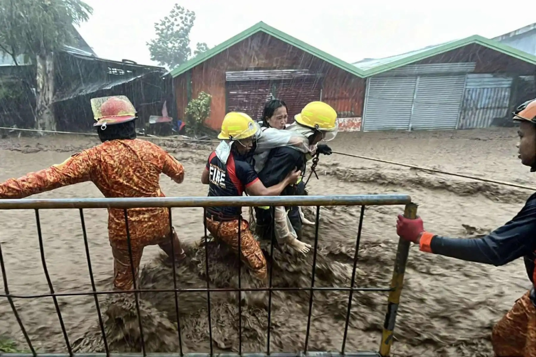Intensas lluvias en Vietnam dejan 16 muertos y casas sumergidas