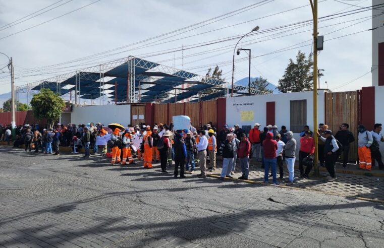 Protestan por paralización de colegio en Sabandía