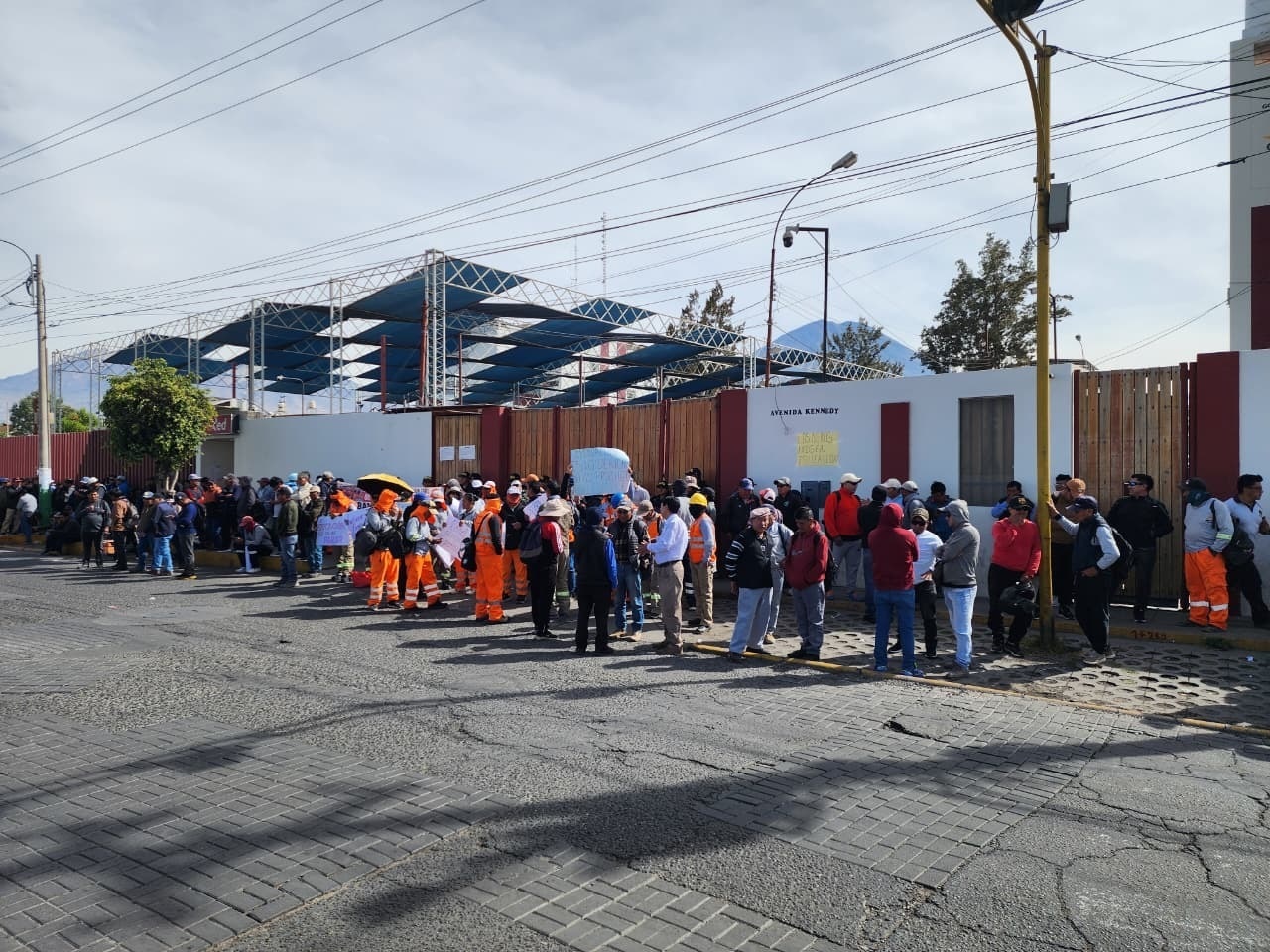 Protestan por paralización de colegio en Sabandía