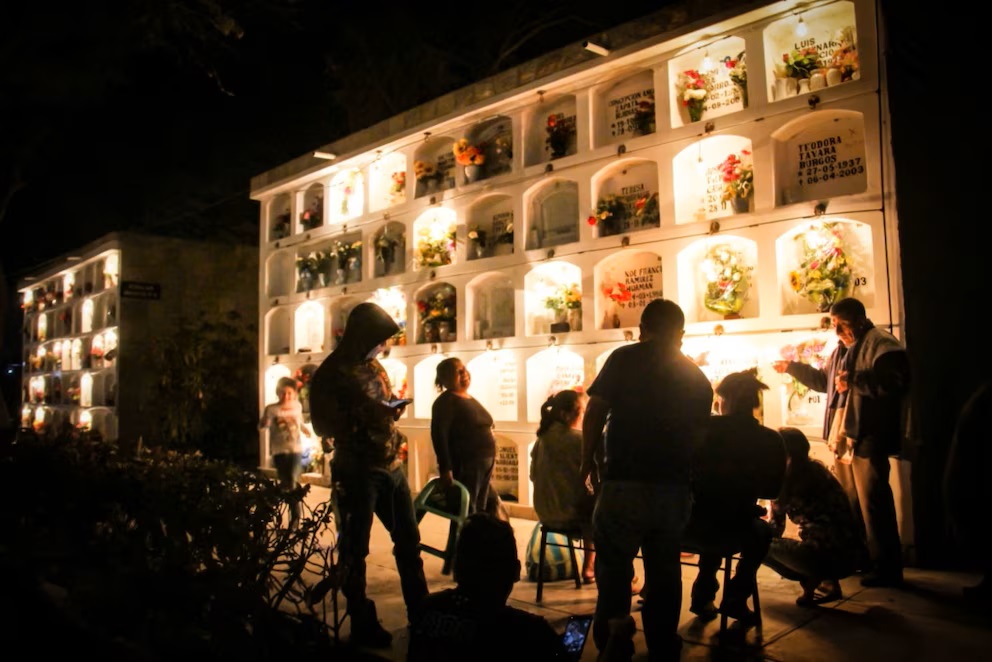 ENTRE SANTOS Y DIFUNTOS